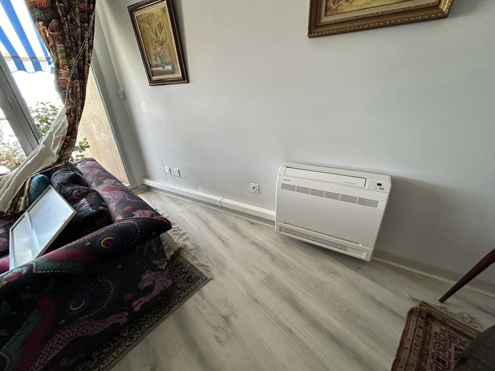 Pose d’une climatisation Heiwa avec à-décoclim alu blanc à Bordeaux Centre
