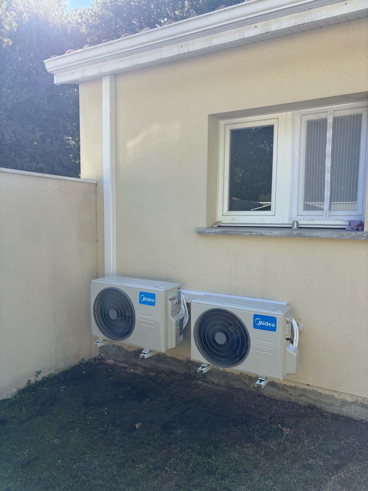 Installation d’un bi-split et d’un mono-split Midea Breezeless à Pian-Médoc