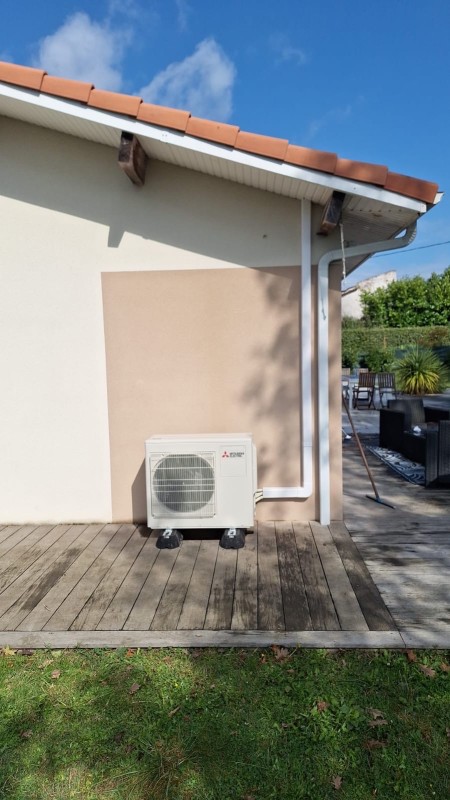 Pose d’une climatisation multisport et d’un mono solitaire Mitsubishi pour un particulier àSaint Caprais de Bordeaux