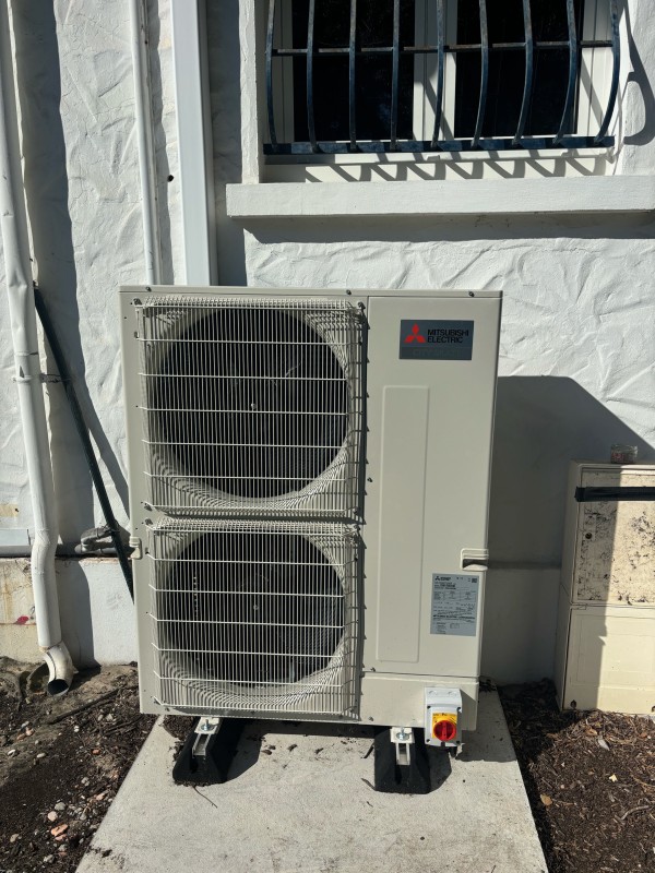 Installation et mise en service d’une climatisation pumy200 de chez Mitsubishi pour l’annexe de la mairie du Pyla en sous-traitance pour Serset 
