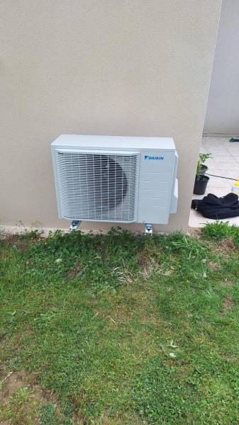 Pose d’un climatiseur monosplit Daikin Perfera pour un particulier sur la commune de Cambes