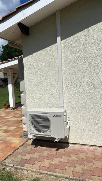 Pose d'un climatiseur Decoclim alu blanc près de Créon