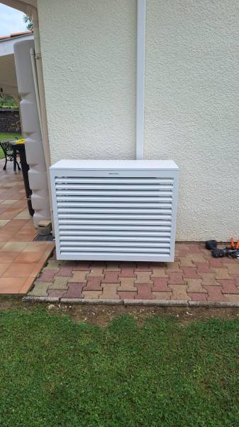 Pose d'un climatiseur Decoclim alu blanc près de Créon