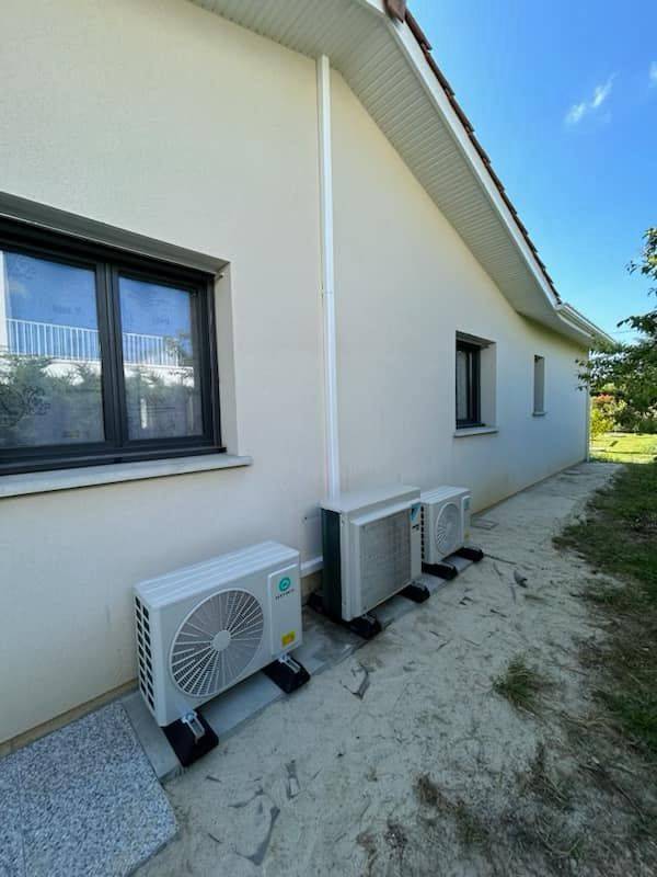 Déplacement d’un groupe de climatisation Daikin et pose de deux split Heiwa pour une maison à Cenac