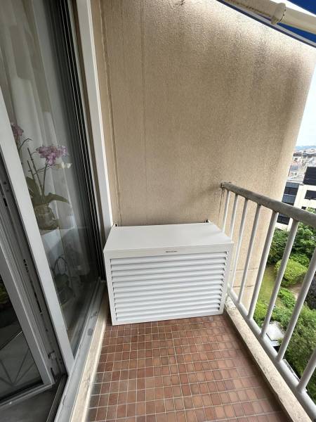 Pose d’une climatisation Heiwa avec à-décoclim alu blanc à Bordeaux Centre