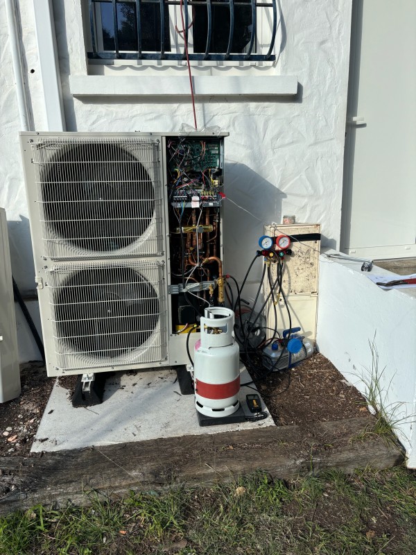 Installation et mise en service d’une climatisation pumy200 de chez Mitsubishi pour l’annexe de la mairie du Pyla en sous-traitance pour Serset 